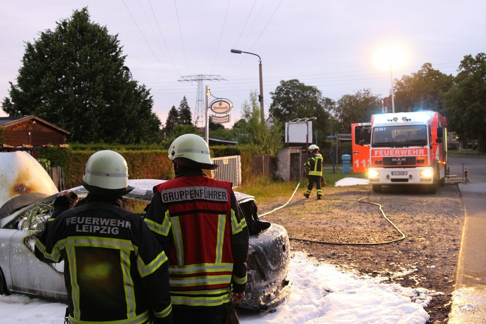 Nach etwa einer Stunden konnten die Kameraden aufatmen: Das brennende Auto war gelöscht.