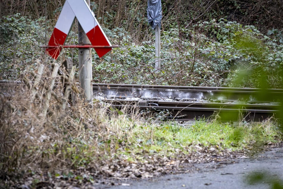Nach dem Entgleisen einer Güterzuglok in Essen durch ein befestigtes Metallteil gibt es nach Angaben der Ermittlungsbehörden bisher weder einen Tatverdächtigen noch ein Bekennerschreiben.