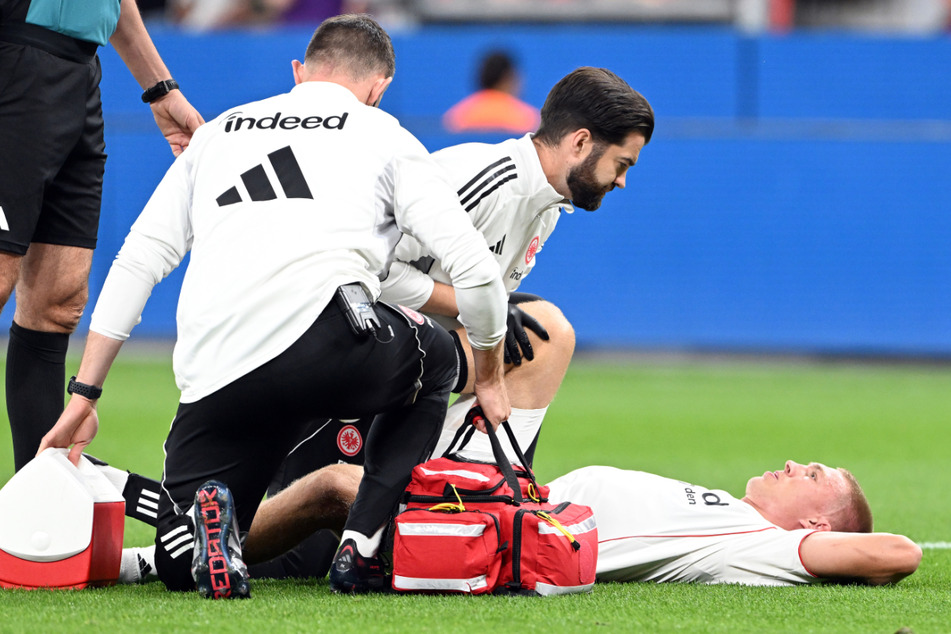 Der Abwehrspieler der SGE musste gegen Bayer Leverkusen früh ausgewechselt werden.