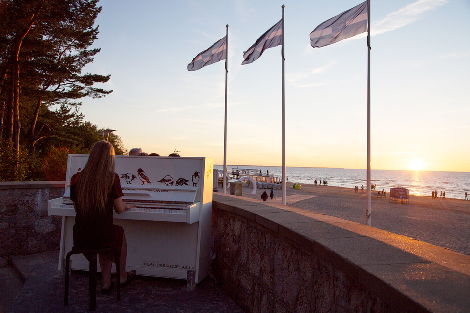 Am Strand von Jurmala steht ein Klavier, das jedermann spielen darf.