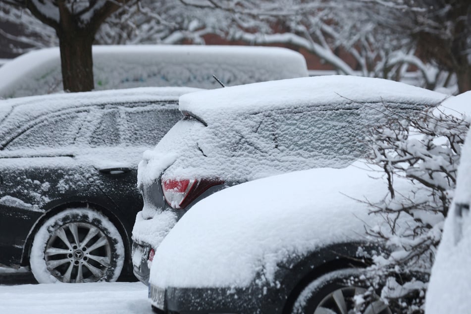 Wer am Wochenende mit dem Auto unterwegs ist, sollte besonders umsichtig fahren: Der DWD warnte vor glatten Straßen durch Schnee und Schneematsch.