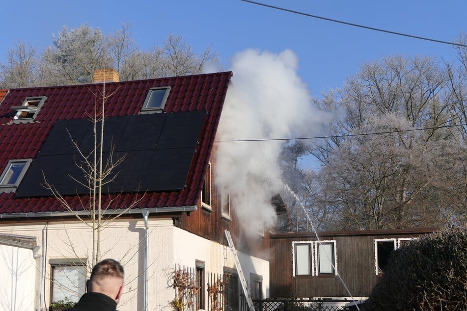 Dichter Rauch drang aus dem Fenster im Obergeschoss des Hauses.