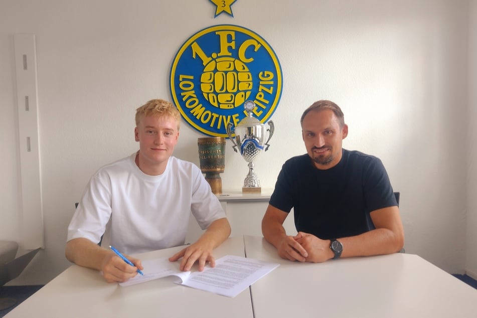 Lok Leipzigs Neuzugang Jan-Philipp Stein (23, l.) mit Sportdirektor Toni Wachsmuth (38).