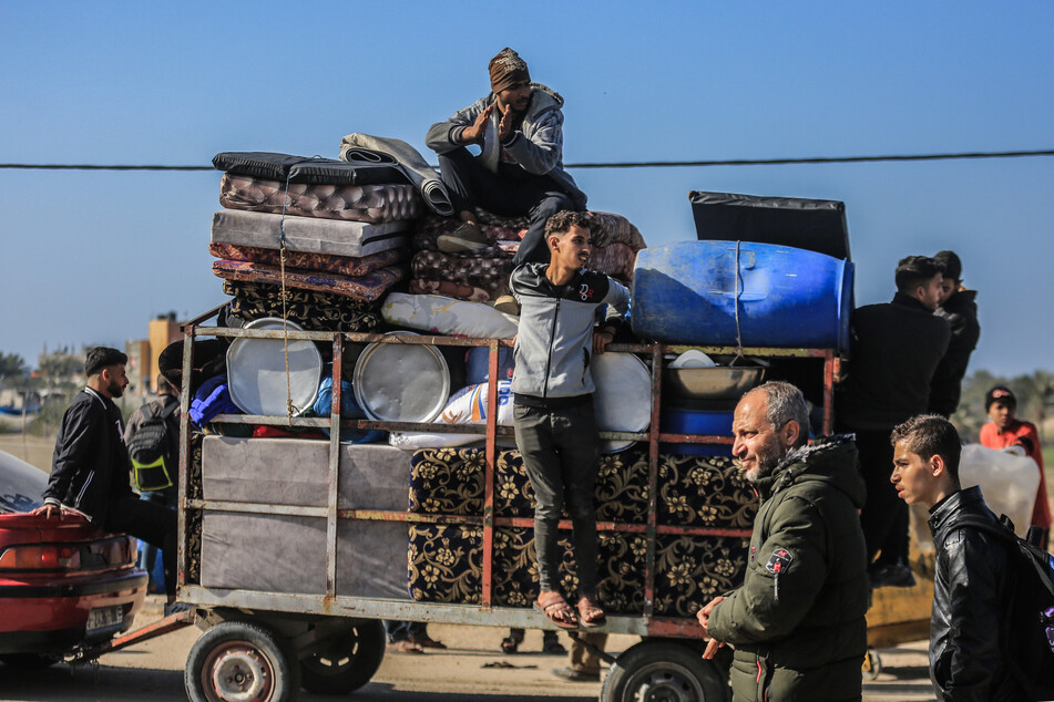 Palästinensische Familien fliehen vor den anhaltenden israelischen Angriffen auf Chan Junis in Richtung Rafah.