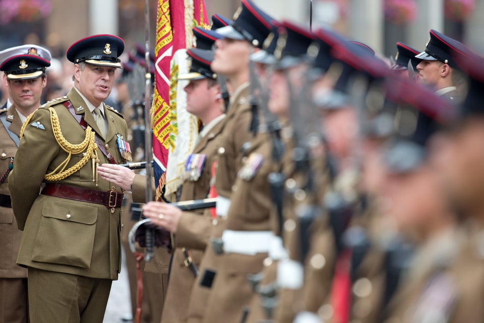 Prinz Andrew (61, 2.v.l.) verabschiedet britische Soldaten. Wird die Queen ihrem Sohn die militärischen Titel aberkennen?