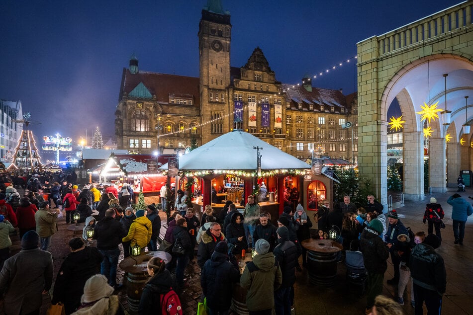 Auch Verkäufer aus Finnland und Österreich sind auf dem Chemnitzer Weihnachtsmarkt vertreten.