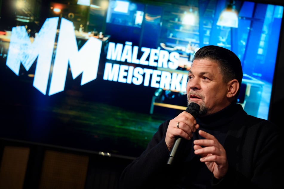 Tim Mälzer (54) unterbricht seine Show, da sich ein Kandidat verletzt hat.