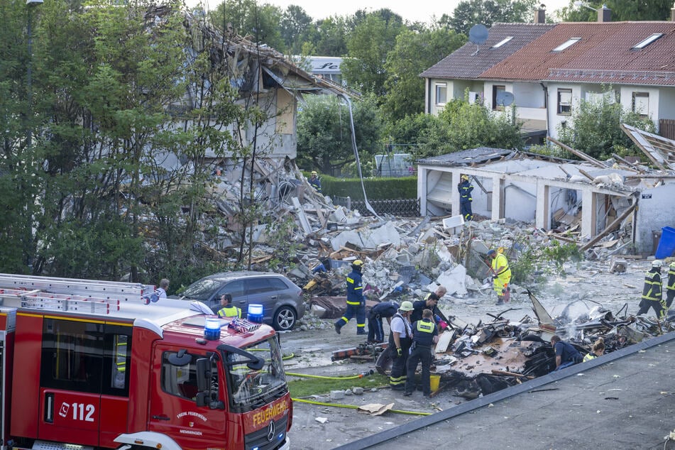 Zahlreiche Rettungskräfte sind am Unglücksort im Einsatz.