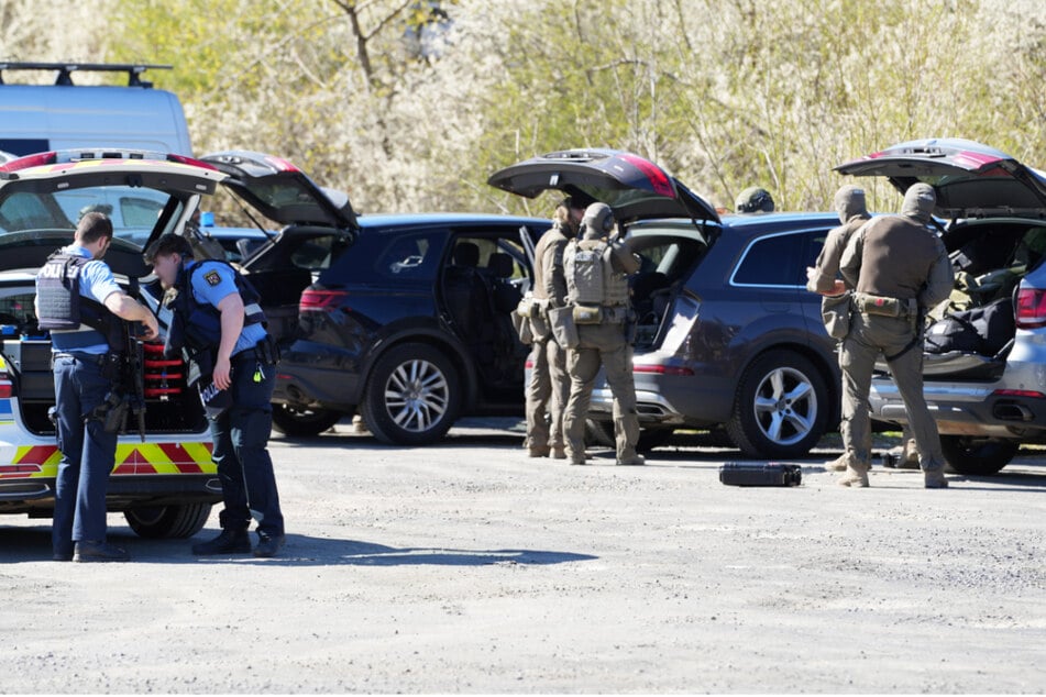 Die Polizei ist mit einem Großaufgebot vor Ort im Einsatz.