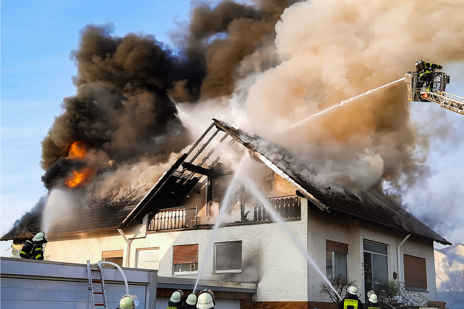Kompletter Dachstuhl steht in Flammen: Siebenköpfige Familie verliert ihr Haus