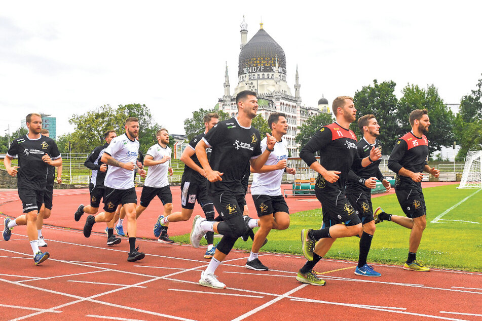 Die Handballer des HC Elbflorenz legten gestern im Steyer-Stadion los. Hier noch beim lockeren Aufgalopp vor den scharfen Läufen.