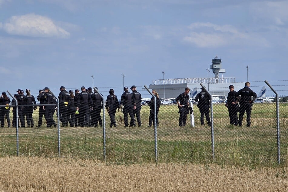 Dutzende Bereitschaftspolizisten suchten am Donnerstag auf dem Flughafengelände und in dessen Umfeld nach Teilen der zweiten Drohne.