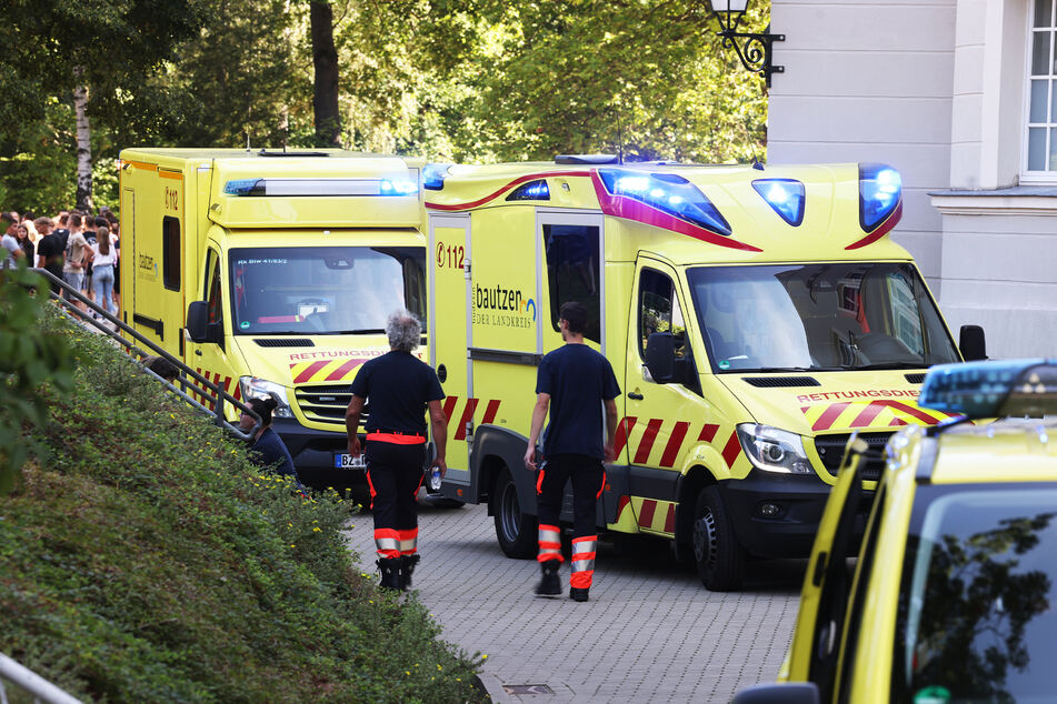 Der Rettungsdienst versorgte Opfer und Angreifer, brachte beide in Krankenhäuser.