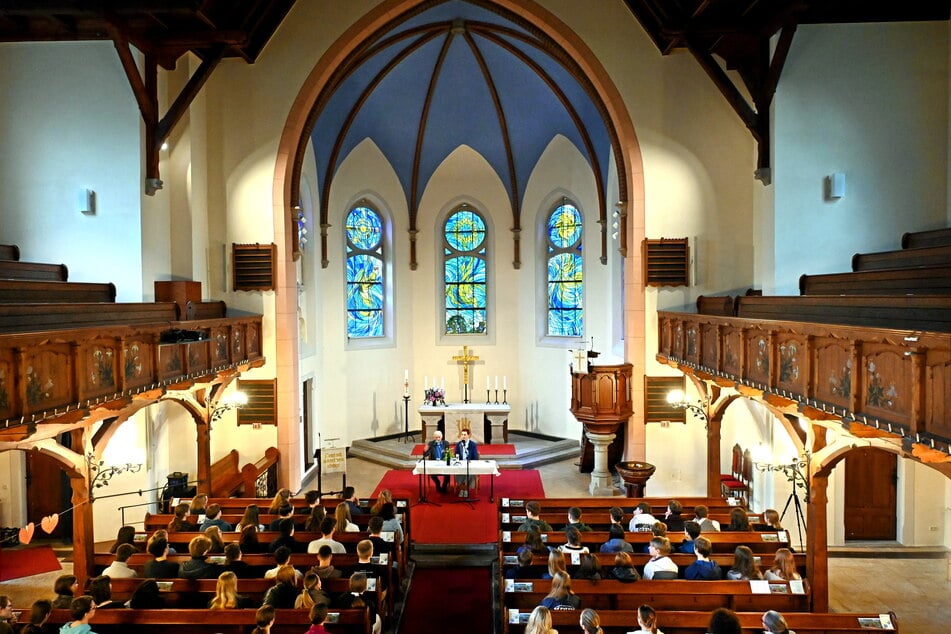 In der Bühlauer St. Michaelskirche fand das Zeitzeugengespräch statt. Die Reihen waren gut gefüllt.