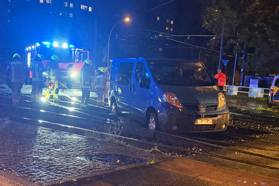 Der Kleintransporter ist an einer sehr ungünstigen Stelle stecken geblieben.
