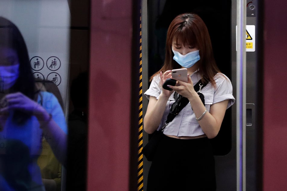 China, Peking: Pendler tragen Gesichtsmasken zum Schutz vor der Coronavirus-Pandemie während sie mit einem U-Bahn-Zug fahren.