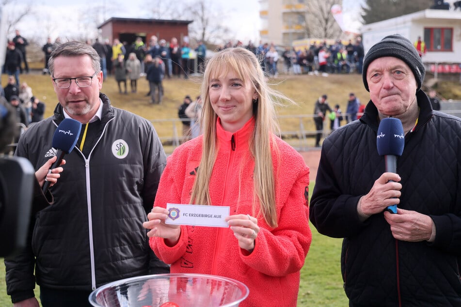 Susi Kreher (M.), Silbermedaillen-Gewinnerin in Cortina im Skeleton, zog die Halbfinal-Paarungen. Aue muss zum Chemnitzer FC.