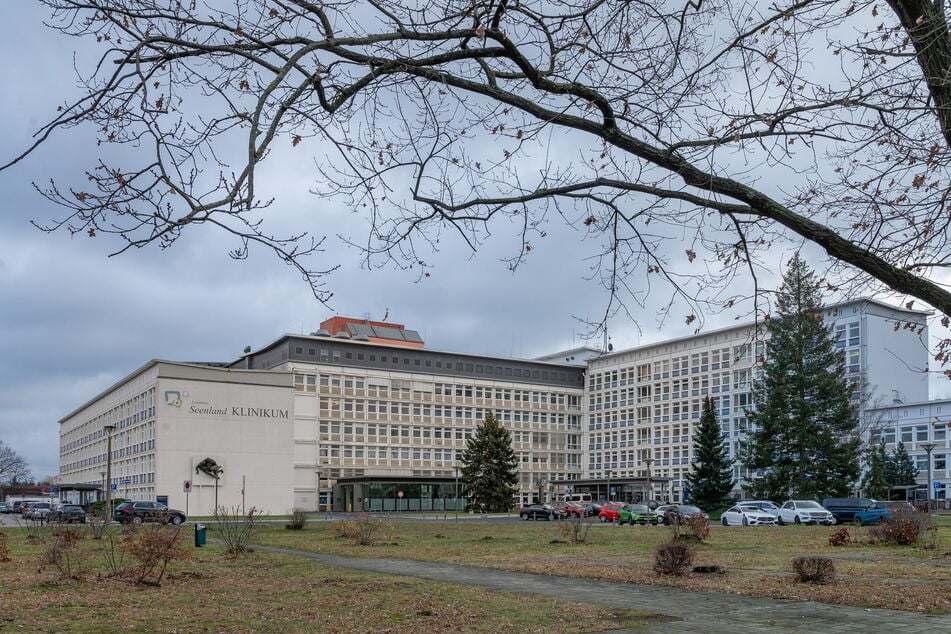 Die 83-Jährige kam schwer verletzt ins Lausitzer Seenland Klinikum in Hoyerswerda. (Archivfoto)