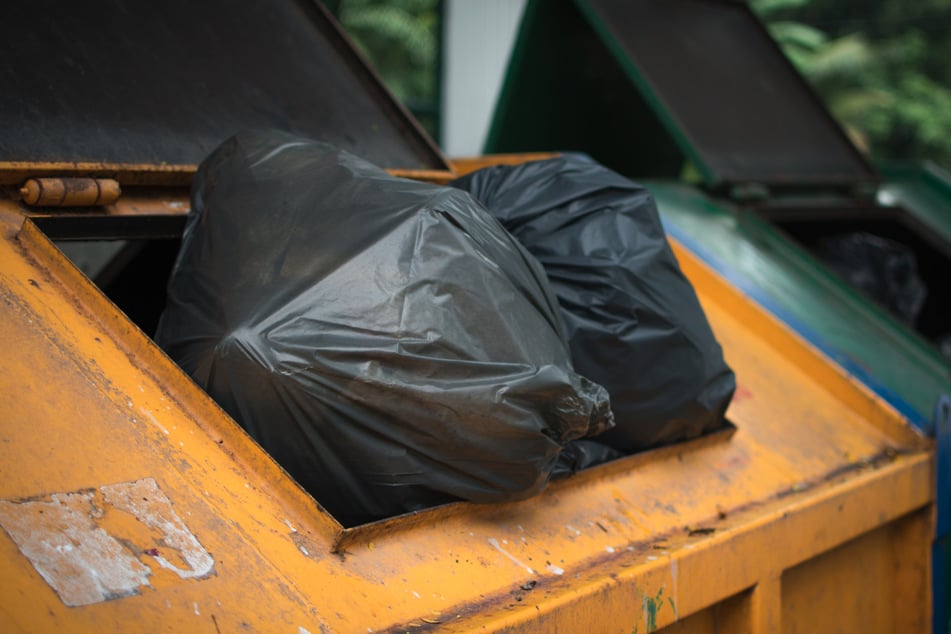 Den Müllsack mit der Babyleiche warf die 22-Jährige in einen Container. (Symbolbild)