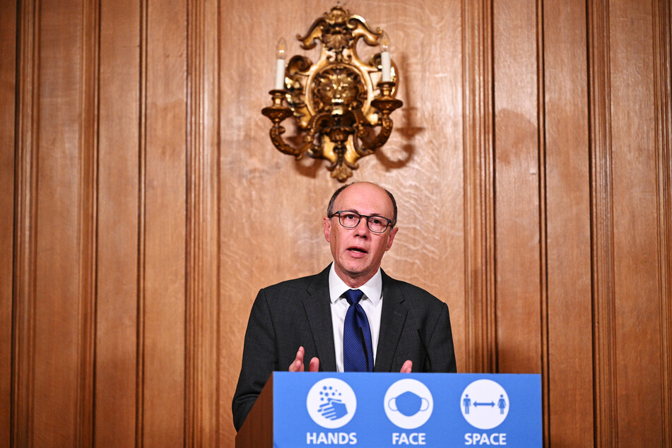 Stephen Powis, nationaler Gesundheitsberater in Großbritannien, spricht bei einer Pressekonferenz in der Downing Street.