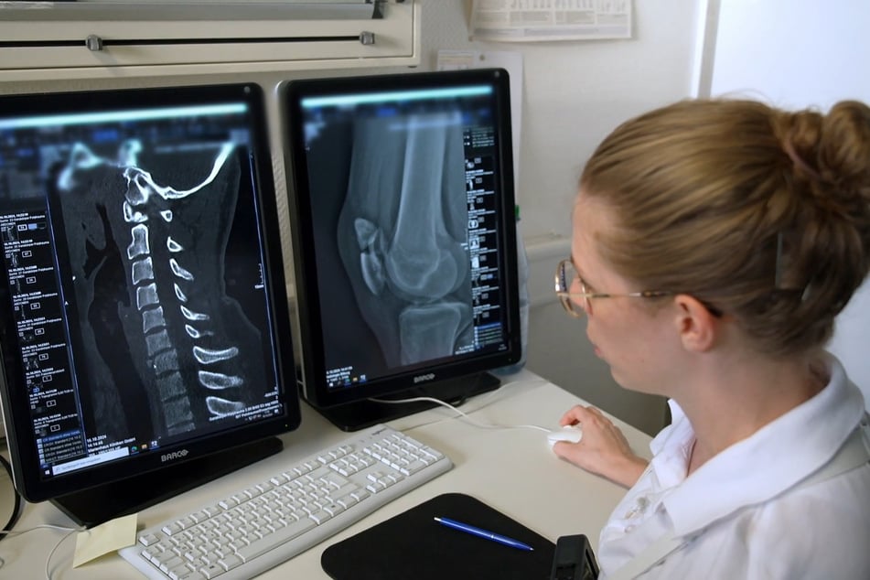 Bei "Die Unfallklinik" beginnt ein Wettlauf gegen die Zeit, bei dem Millimeter über ein ganzes Schicksal entscheiden können.