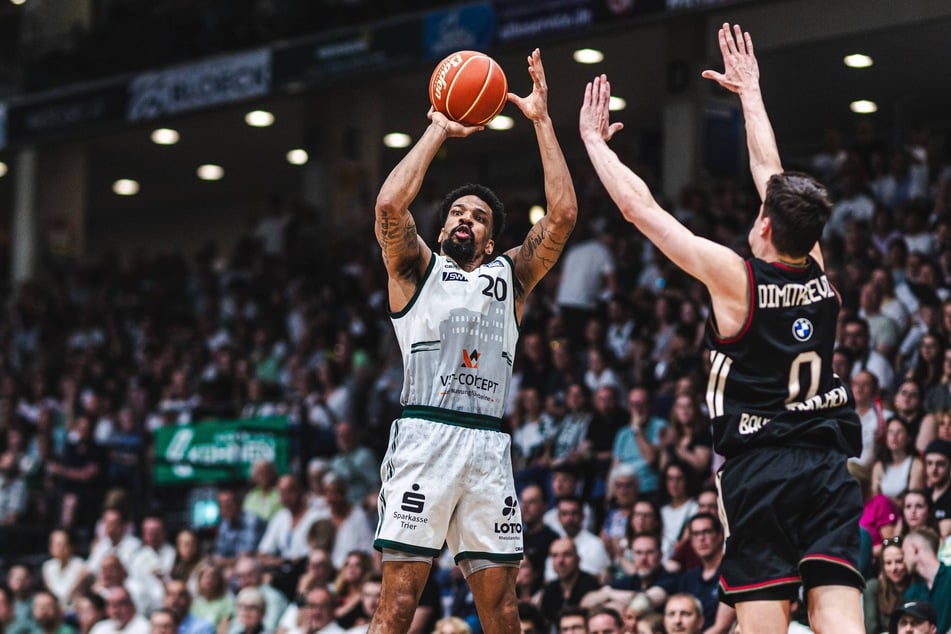 Vom Ligakonkurrenten Gladiators Trier kommt Urald King (35, l.).