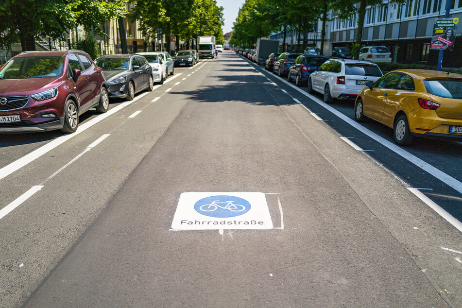 Dass sich Autofahrer auf der Fahrradstraße bewegen, erkennen sie unter anderem an der Markierung auf der Fahrbahn.