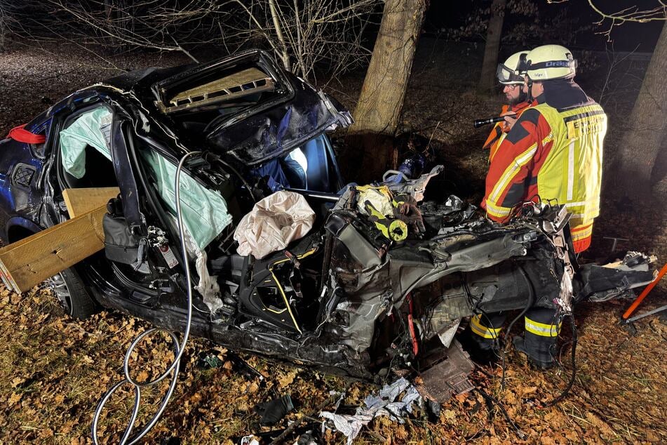 Der BMW wurde bei dem Unfall völlig zerstört. Rettungskräfte mussten den eingeklemmten Fahrer befreien.