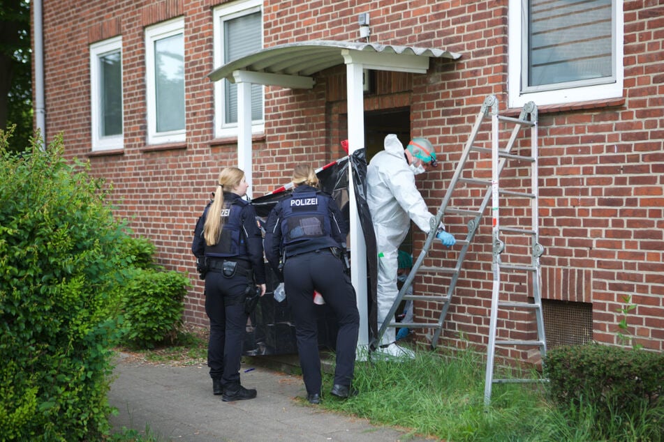 Die Polizei sichert nach einem tödlichen Streit Spuren in Neumünster.