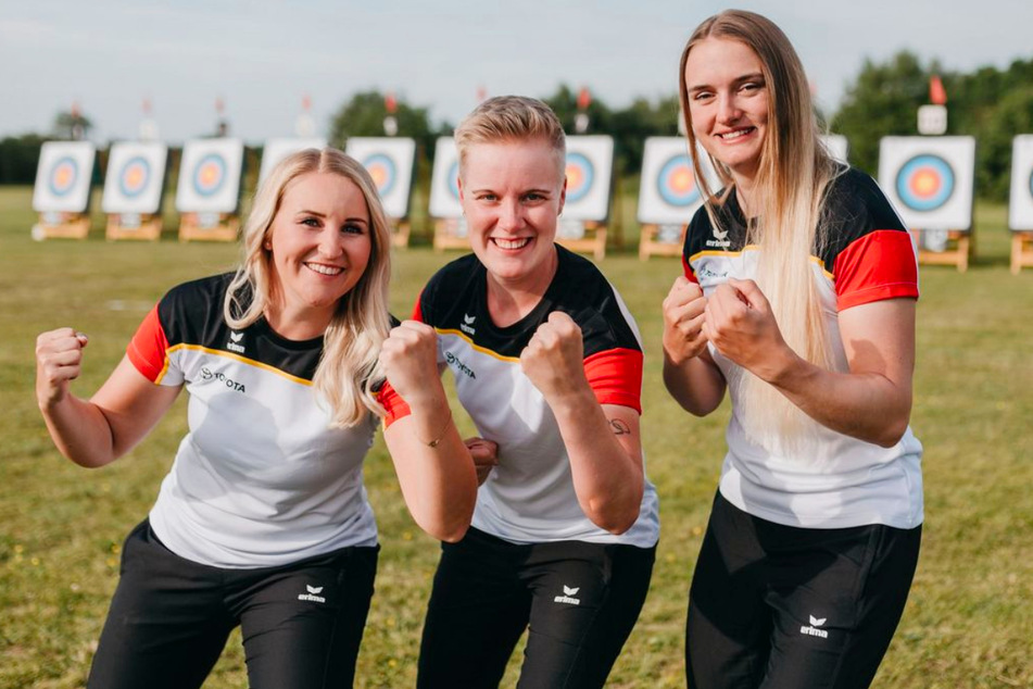 Katharina Bauer, Michelle Kroppen und Charline Schwarz (v.l.) mit Siegerpose. Das Trio will bei der WM in Berlin einen Team-Quotenplatz gewinnen.