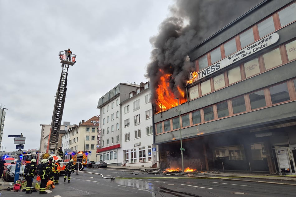 In unmittelbarer Nähe zum Hauptbahnhof brach im nordhessischen Kassel am Donnerstagmorgen ein heftiges Feuer aus.