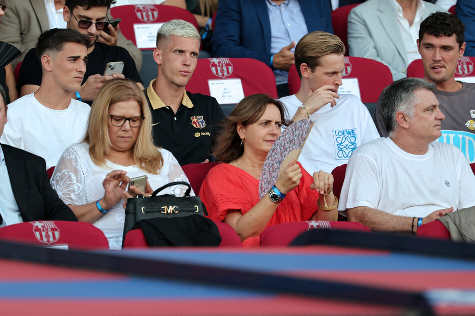 Olmo (schwarzes Barca-Polohemd) durfte an den ersten beiden Spieltagen nur zuschauen.