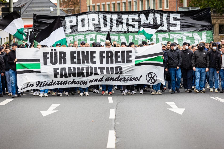 Vor dem Derby zwischen Eintracht Braunschweig und Hannover 96 haben zahlreiche Fans ihrem Ärger Luft gemacht.