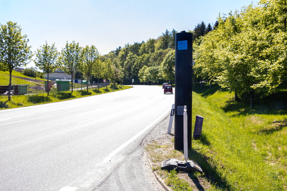 Nun steht die Geschwindigkeitsmessanlage an der B101/Schwarzenberger Straße in Aue Richtung Lauter wieder.