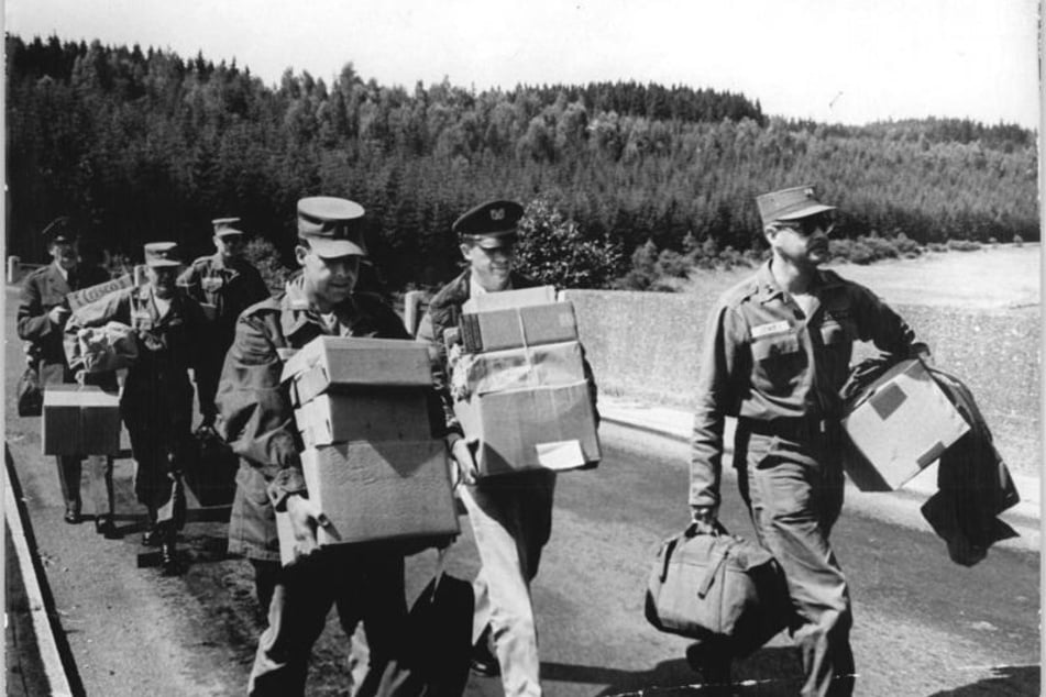 Die US-Soldaten beim Passieren der Staatsgrenze der DDR nach ihrer Freilassung.