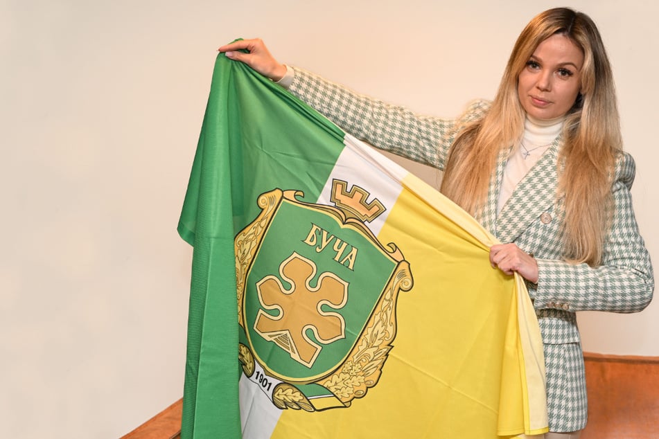 Alevtina Morozova (35) präsentiert stolz eine Fahne ihrer Heimatstadt Butscha.