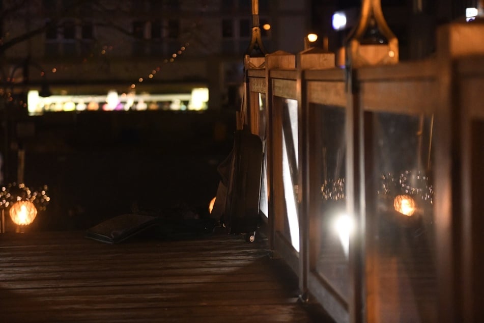 Der Koffer der am Sonntagabend auf dem Kölner Weihnachtsmarkt am Heumarkt gefunden wurde: Im Inneren war wie schon beim Exemplar am Samstag auf dem Rudolfplatz nur Sand in Tüten.