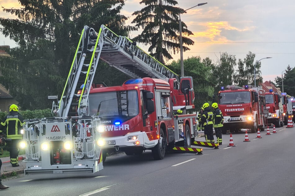 Die Feuerwehr rückte an und löschte den Brand. Zwei Hausbewohner wurden in ein Krankenhaus gebracht.