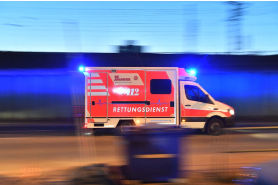 Die 16-Jährige wurde durch den Zusammenstoß verletzt und musste in ein Krankenhaus gebracht werden. (Symbolbild)