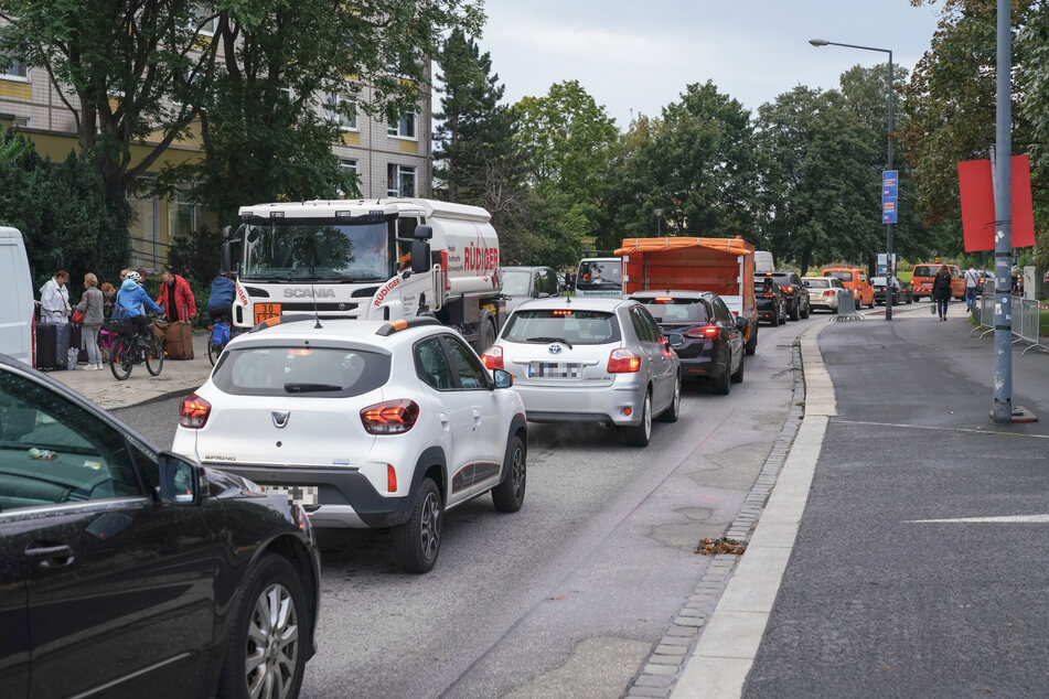 Wegen der Brückensperrung staute sich andernorts der Verkehr, hier auf der Steinstraße (Altstadt).