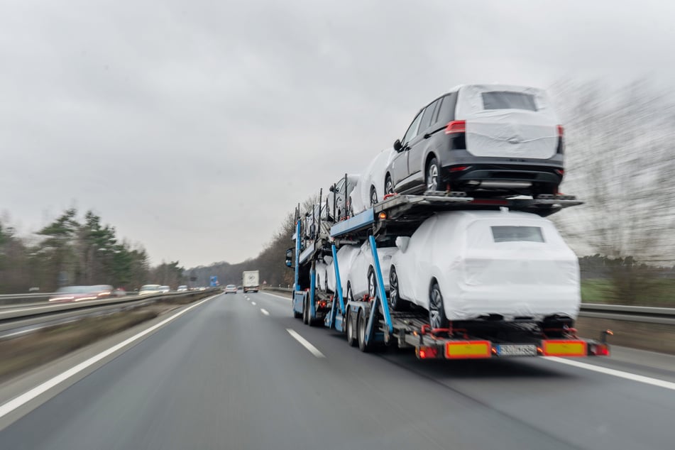 16-Jähriger versucht illegale Einreise auf Autotransporter, doch eins hat er nicht bedacht