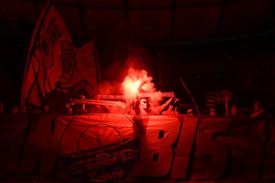 Wegen mehrerer Rauchtöpfe, Blinker, Bengalos, Böller und einer Rakete wird RB Leipzig nun zur Kasse gebeten.