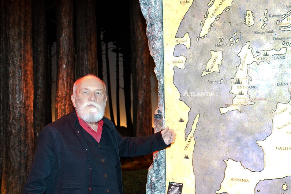 Prof. Rudolf Simek (71) vor seinem Lieblingsstück der Ausstellung: die Welt nach der Vorstellung der Wikinger. Der Experte rekonstruierte diese anhand von Sagas und spätmittelalterlichen Landkarten.