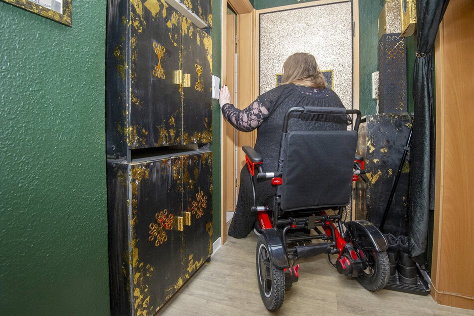 Chemnitz: Plötzlich im Rollstuhl: Chemnitzerin kommt nicht mehr in ihr Bad