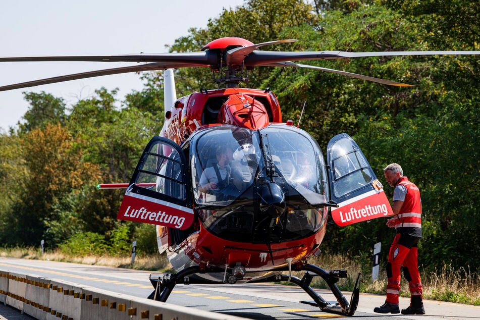 Nach der Erstversorgung vor Ort brachte ein Rettungshubschrauber den Schwerstverletzten in eine Klinik.