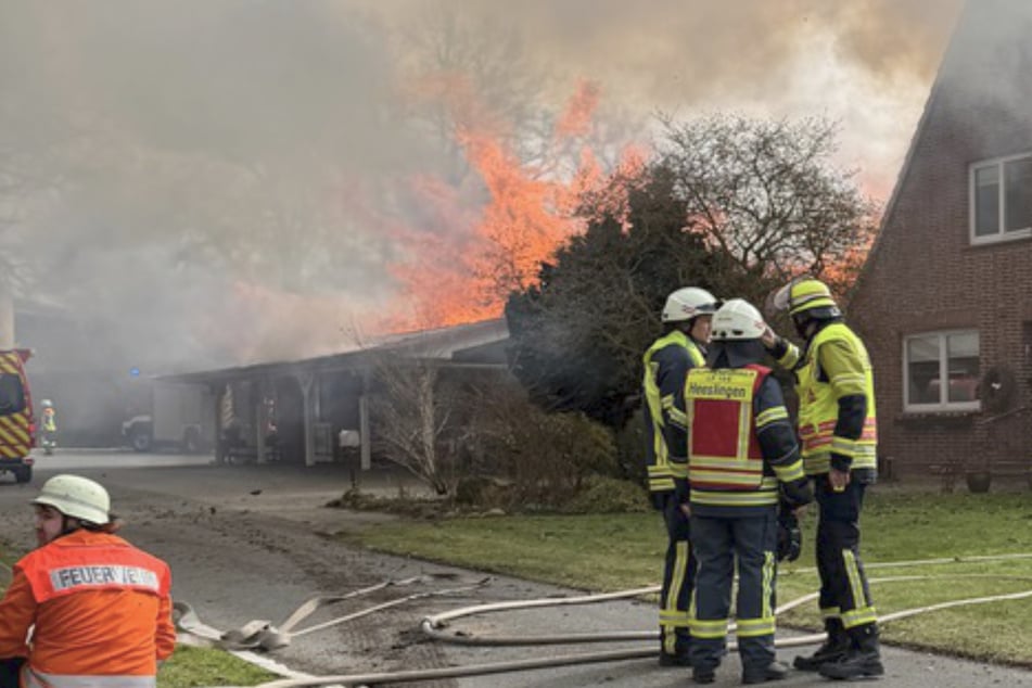 Mehr als fünf Stunden im Einsatz: Wohnhaus und Garagenkomplex brennen lichterloh