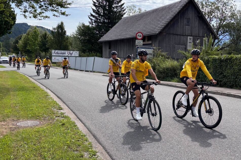 Die Dynamos radelten am Freitag zur ersten Trainingseinheit.
