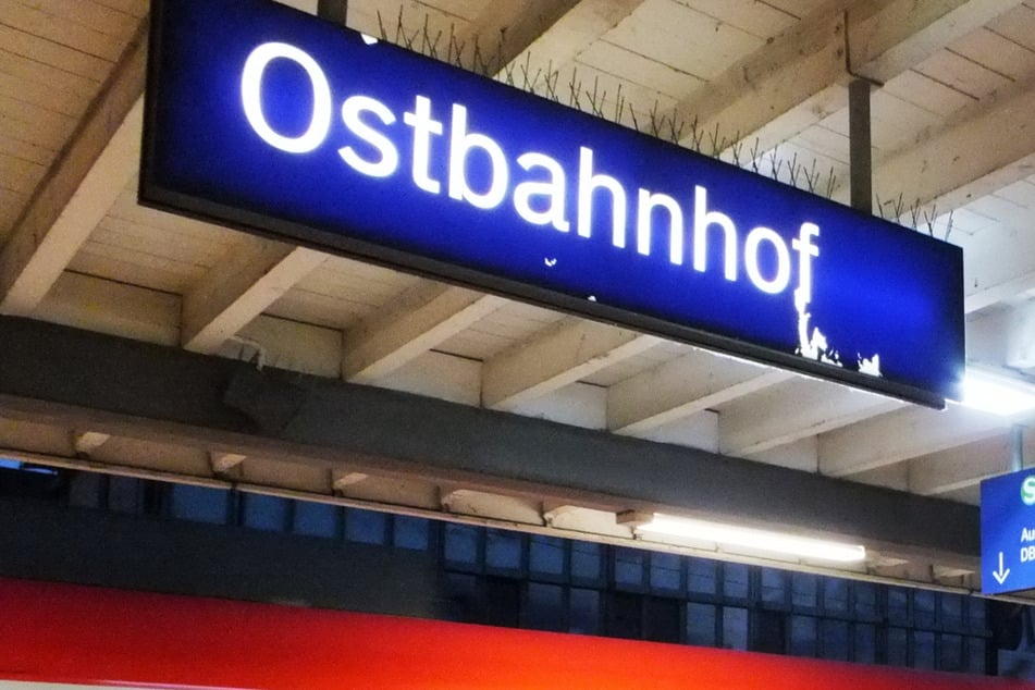 Am Ostbahnhof attackierten die Jugendlichen ein weiteres Opfer. (Symbolbild)