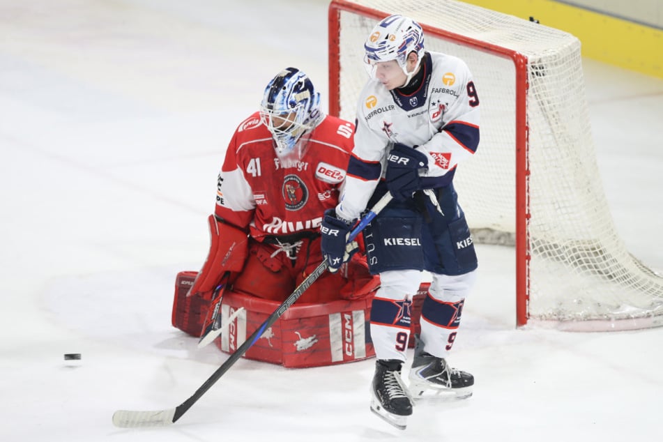 Schönes Geschenk: Eispiraten-Goalie Kevin Reich (l.) hielt an seinem 30. Geburtstag seinen Kasten sauber.