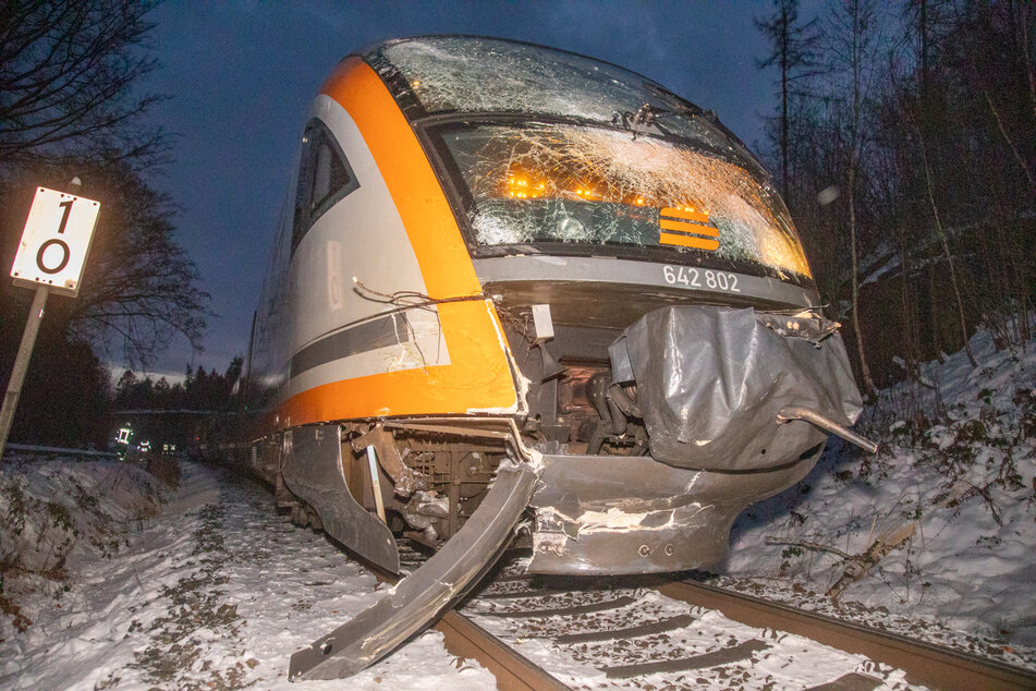Die Länderbahn wurde bei dem Unfall beschädigt.